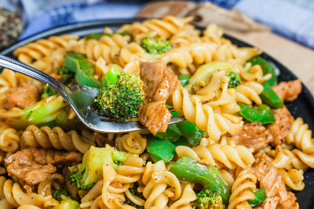 Paste cu Pui și Sos Pesto Proteic – Rețeta Ideală Pentru Pasionatii De Fitness
