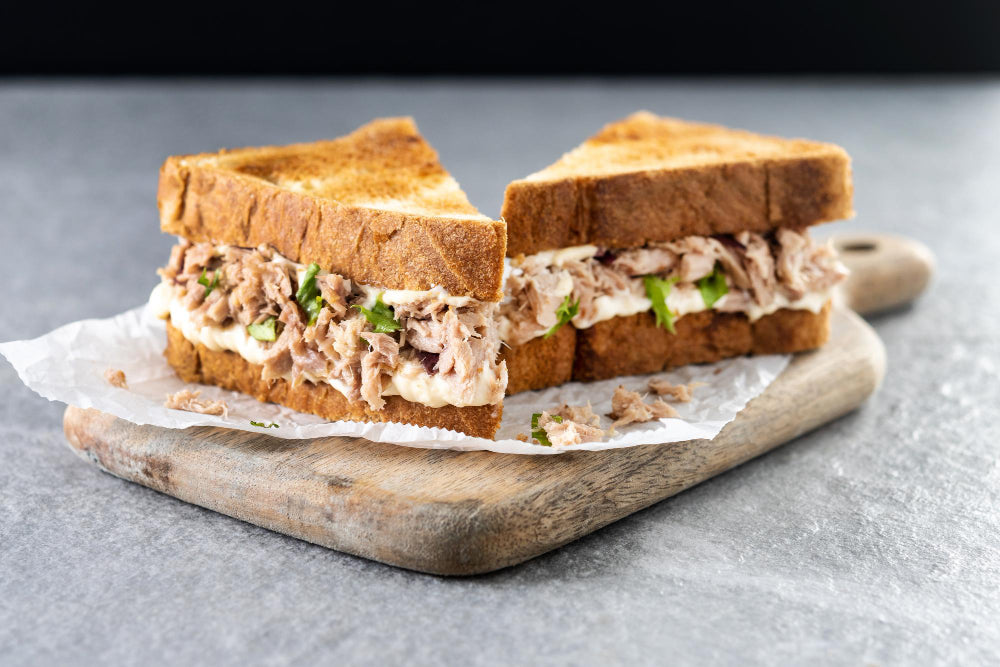 Sandwich bogat în proteine cu ton și avocado – masa perfectă după antrenament
