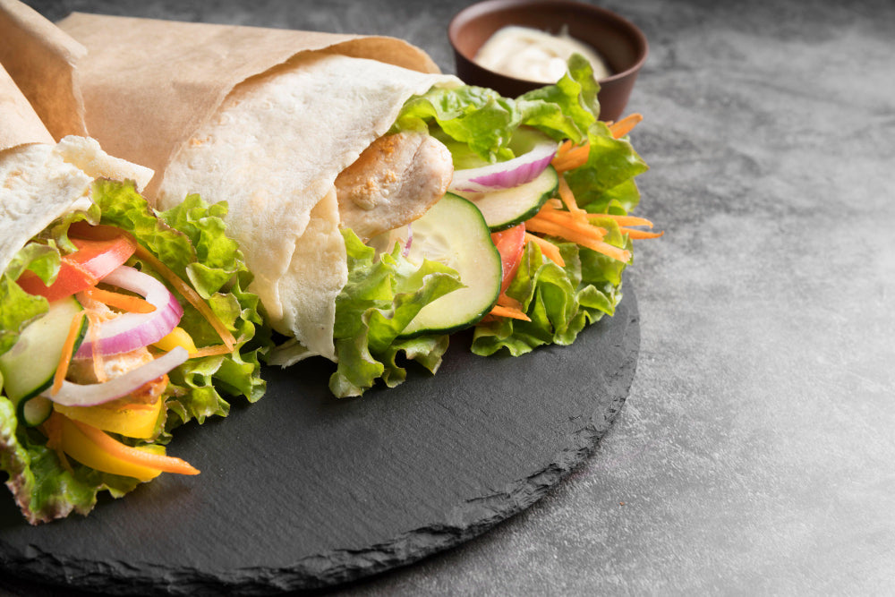 Wrap proteic cu pui, avocado și sos pe bază de pudră proteică – rețeta perfectă pentru fitness
